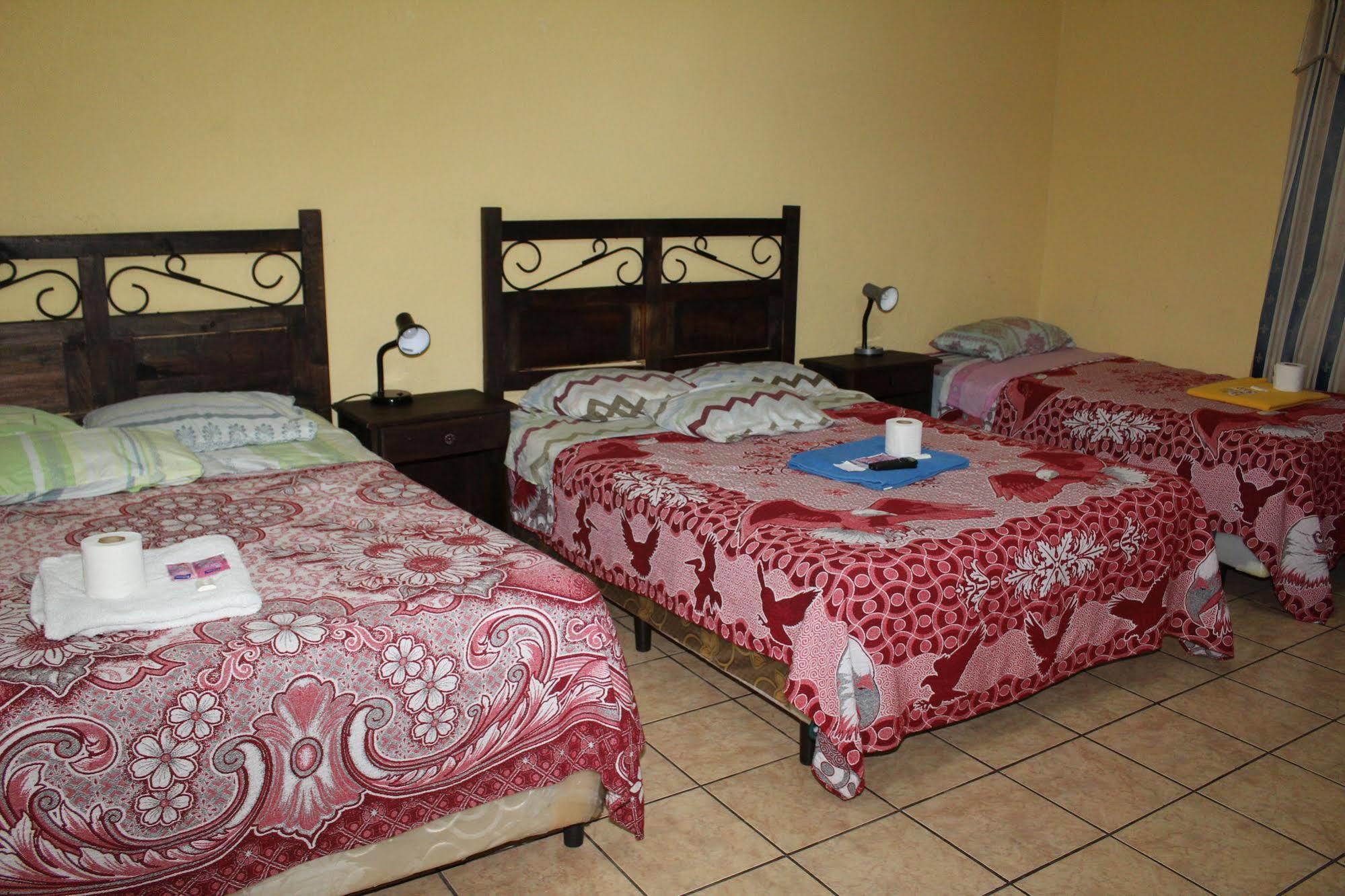 Hotel Kasa Kamelot Quetzaltenango ภายนอก รูปภาพ
