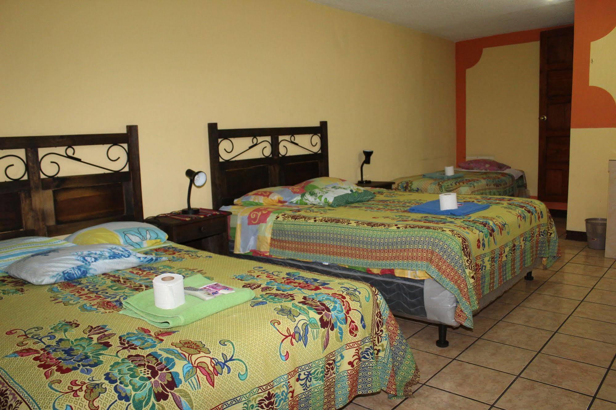Hotel Kasa Kamelot Quetzaltenango ภายนอก รูปภาพ