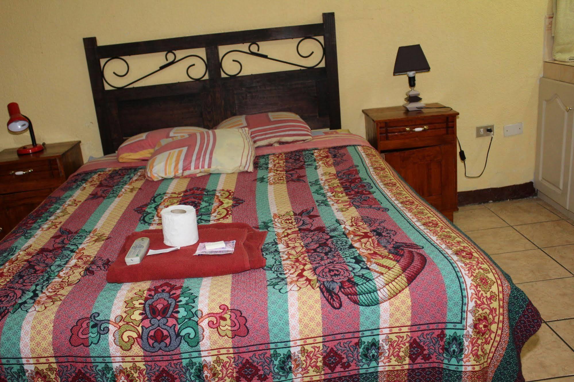 Hotel Kasa Kamelot Quetzaltenango ภายนอก รูปภาพ