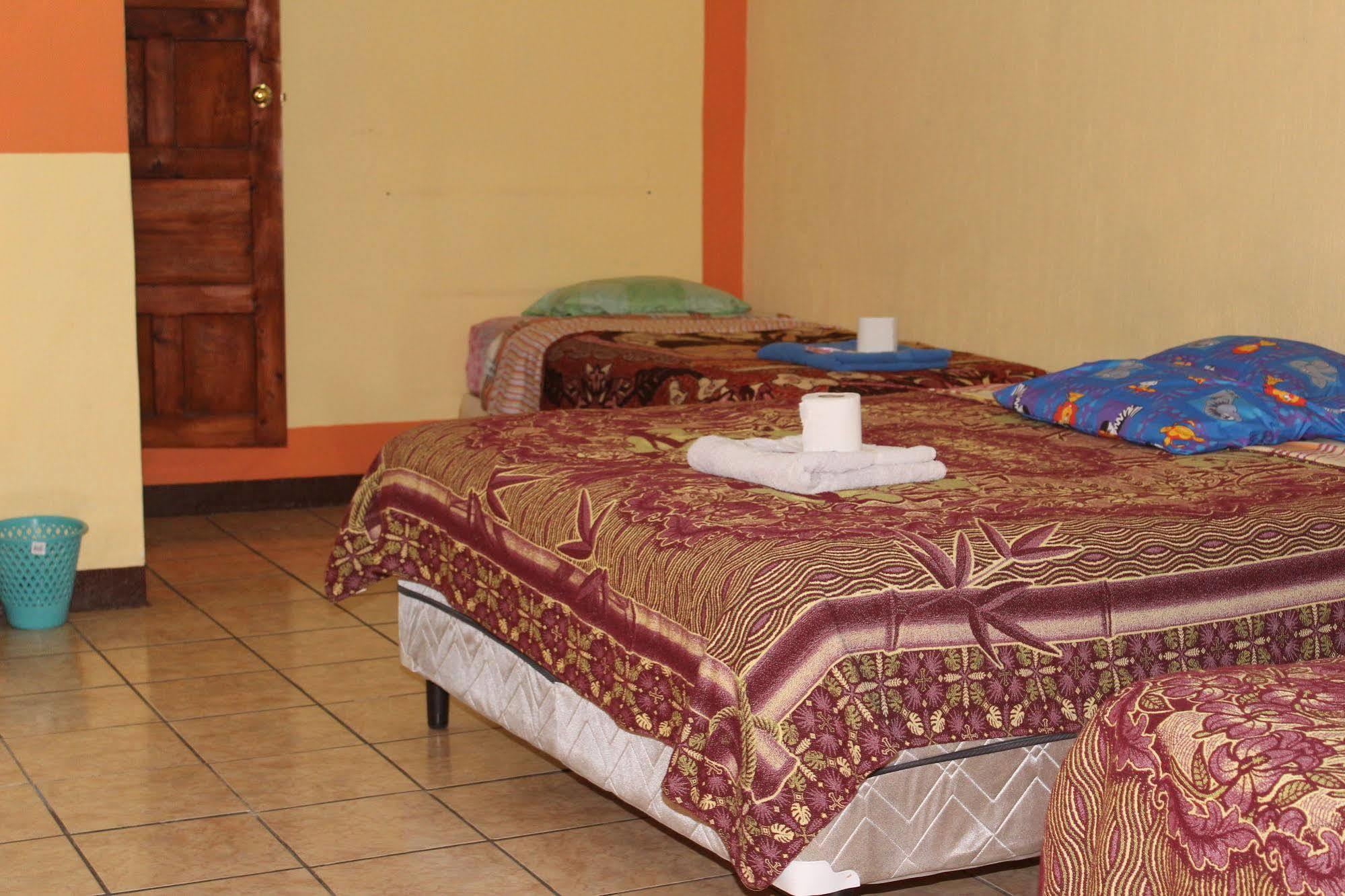 Hotel Kasa Kamelot Quetzaltenango ภายนอก รูปภาพ