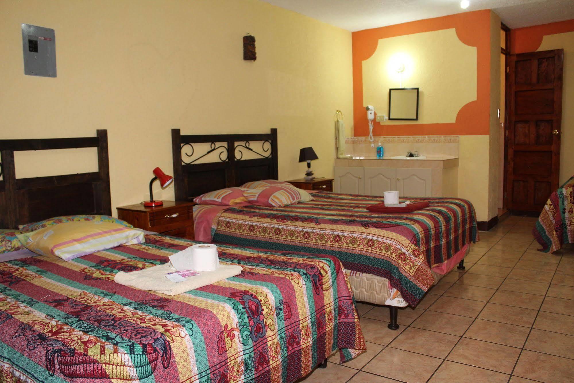 Hotel Kasa Kamelot Quetzaltenango ภายนอก รูปภาพ