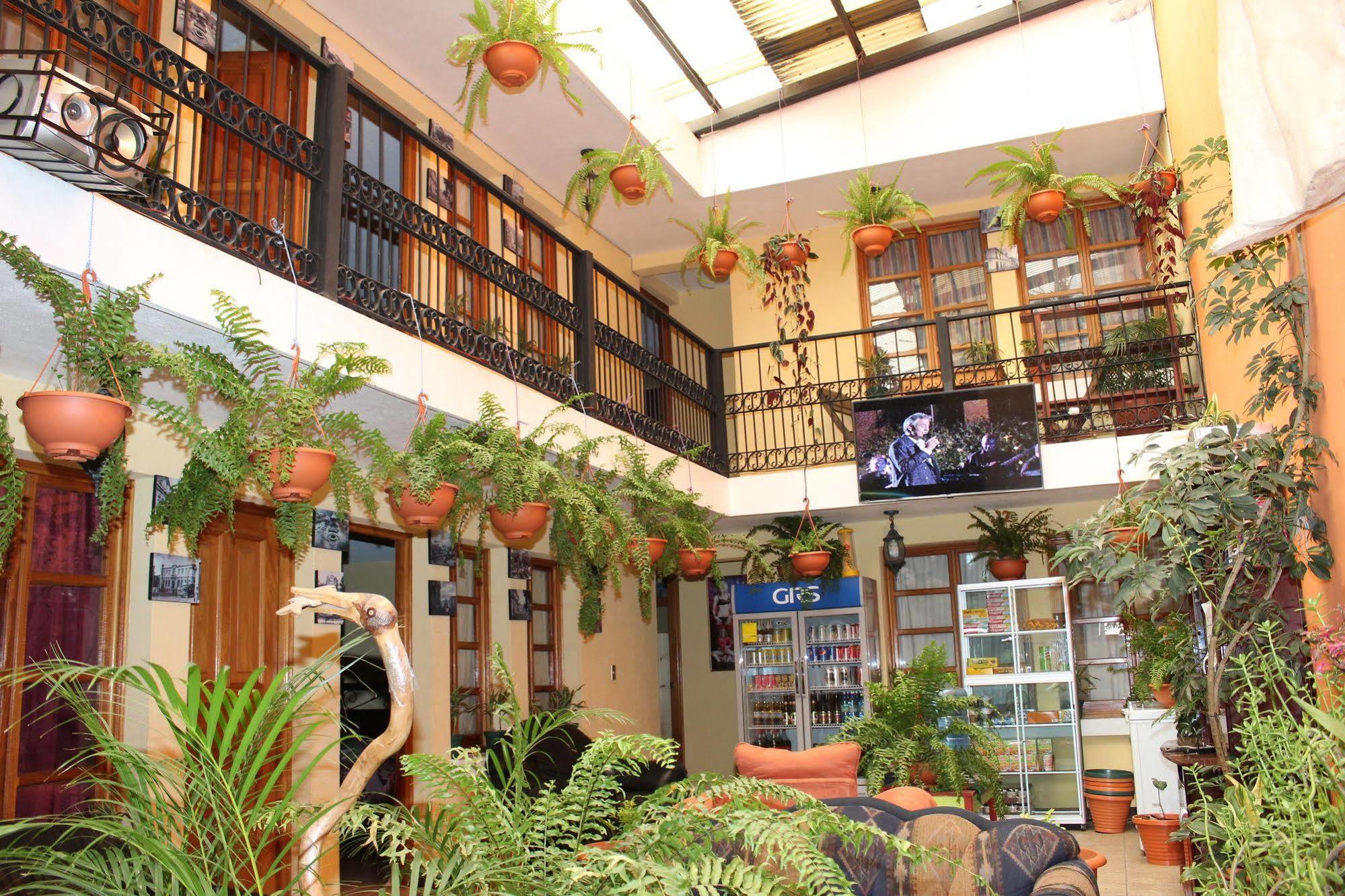 Hotel Kasa Kamelot Quetzaltenango ภายนอก รูปภาพ
